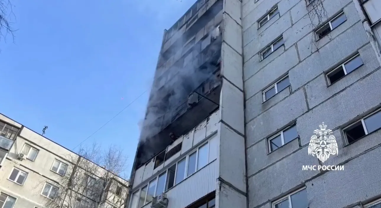 На пожаре в Казани спасли мужчину: он перелез по балкону на нижний этаж