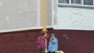 В Нижнекамске во дворе убрали скамейки, пенсионерам приходится сидеть на трубе