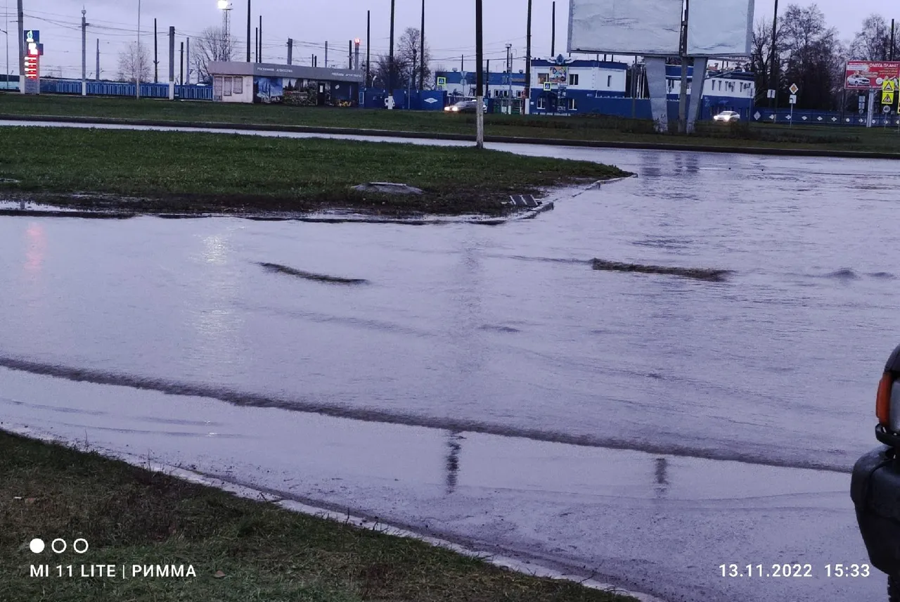 «Вот так после каждого дождя топит заезд во дворы»