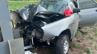 В Нижнекамске Лада на скорости влетела в эстакаду