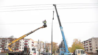 В Нижнекамске устанавливают новые опоры уличного освещения 
