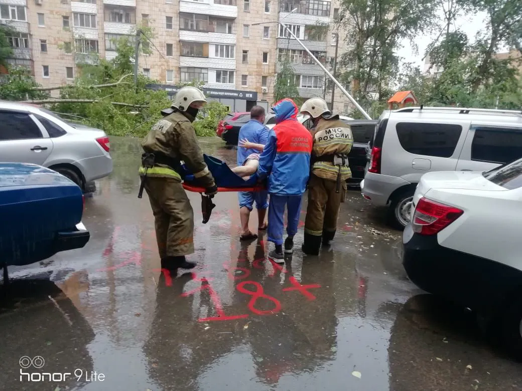В Татарстане на двух женщин и ребенка упало дерево