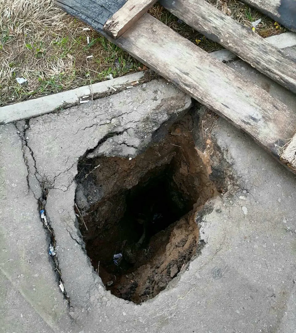 В Нижнекамске на тротуаре, по которому дети ходят в школу, образовалась огромная яма