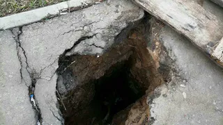 В Нижнекамске на тротуаре, по которому дети ходят в школу, образовалась огромная яма
