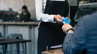Официантка украла банковскую карту у клиентки