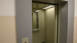 В одном из домов Нижнекамска лифт ломается пять раз в день 