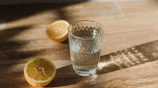 Стакан теплой воды по утрам пробуждает и оздоровливает