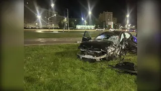 В Нижнекамске водитель на Mercedes вылетел на газон и повредил бордюр