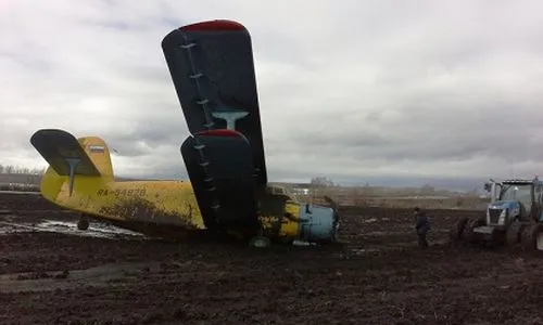 Самолет АН-2 совершил вынужденную посадку рядом с дорогой Челны - Заинск