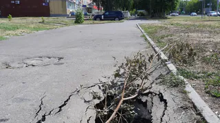 В Нижнекамске в асфальте вновь образовалась дыра 