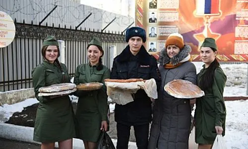 В Нижнекамске солдат-срочников угощали мамиными пирогами