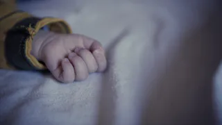 Двухгодовалую девочку оставили у супермаркета