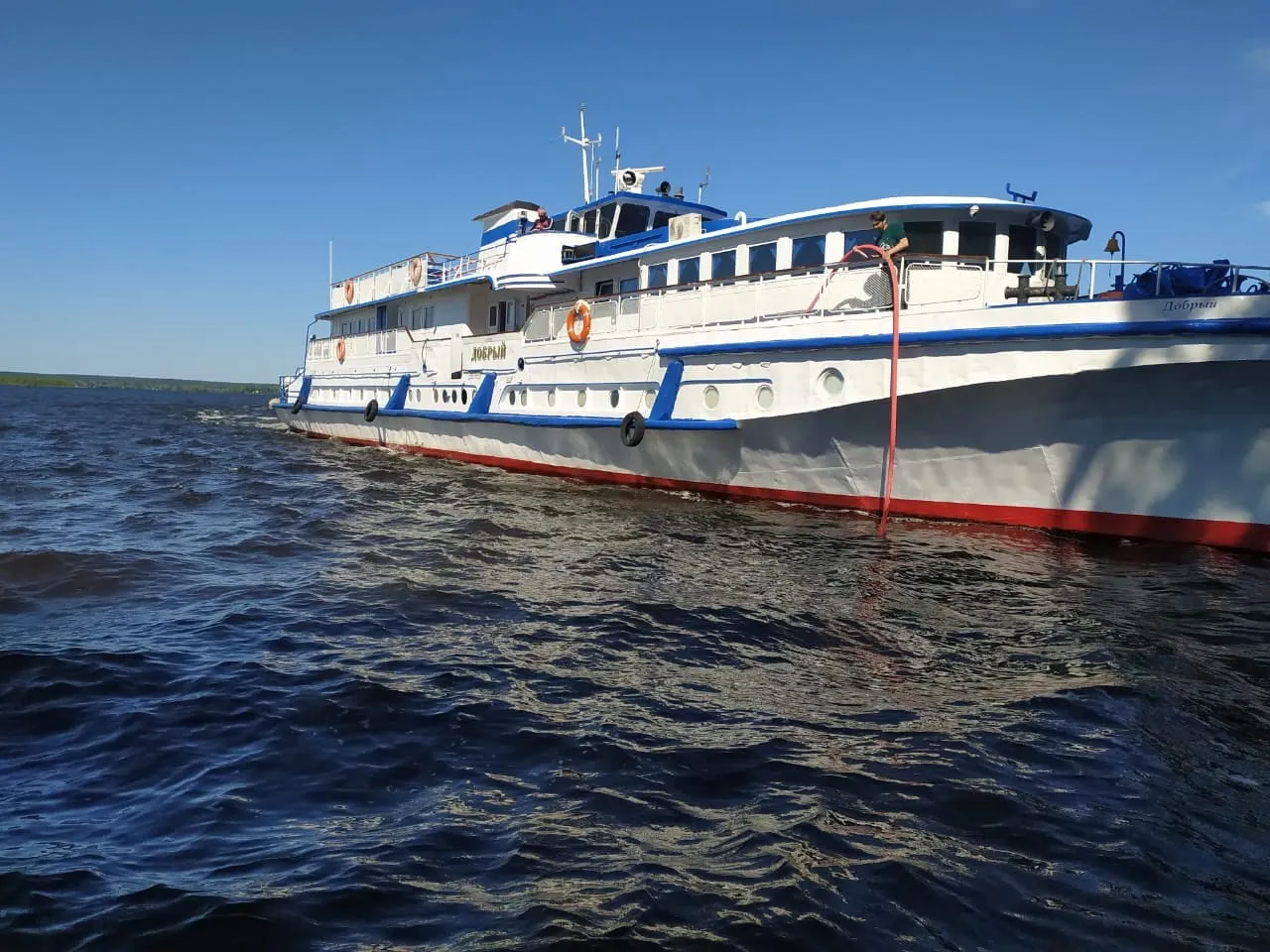 В Татарстане экипаж прогулочного теплохода помог спасателям потушить пожар