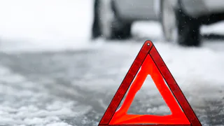 Колея на дорогах Нижнекамска: авто вынесло на остановку