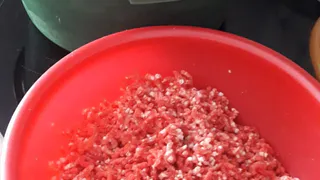 Чем опасно сырое мясо?