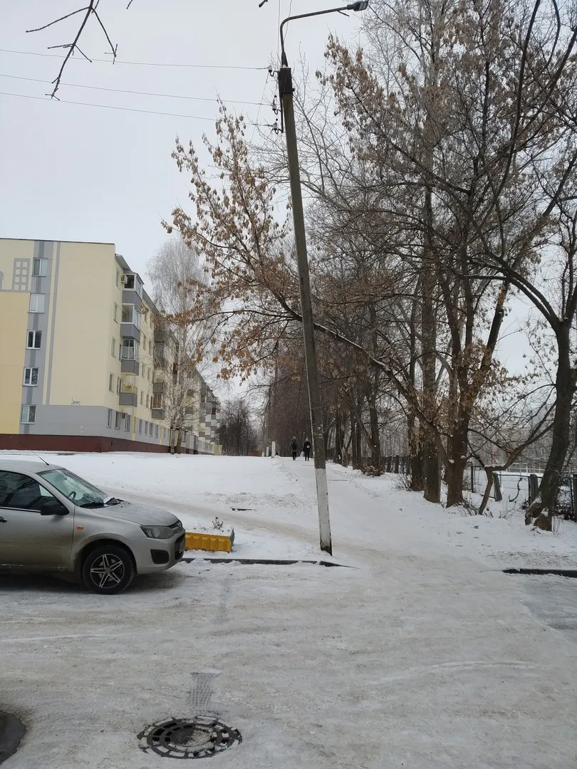 Чуток подкосило: нижнекамцы боятся, что столб упадет на людей