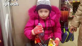 Маленький мальчик один блуждал на морозе на Карбышева в одежде сестры
