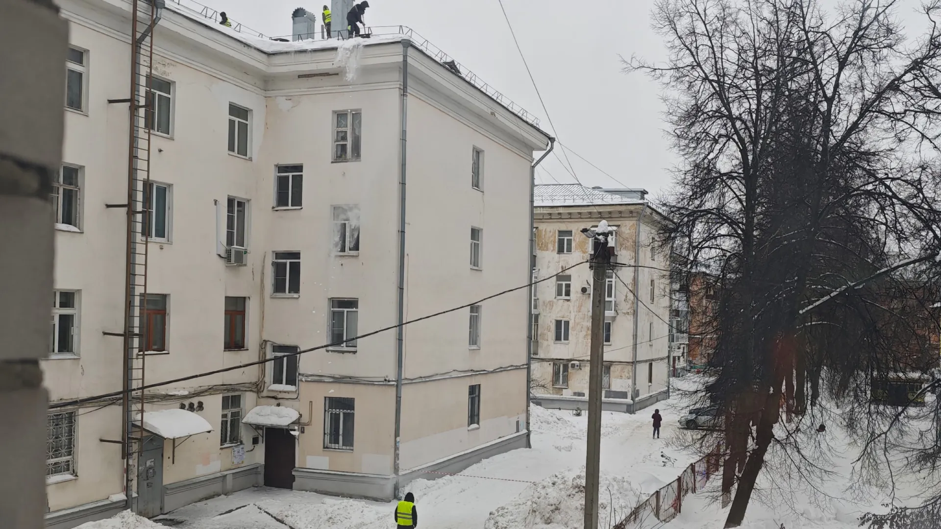 В Менделеевске женщина рухнула с трехметровой высоты при чистке снега