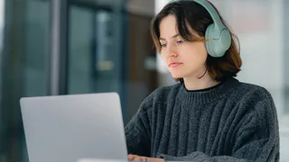 Снять стресс и поднять настроение: где послушать радио онлайн