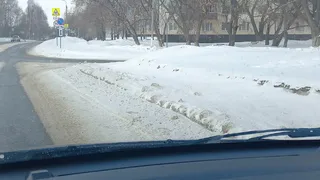 В Нижнекамске снежные барханы на дорогах закрывают водителям обзор
