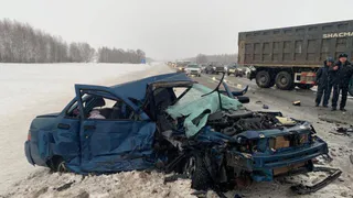 В Татарстане ВАЗ совершил лобовое столкновение с Toyota, а потом отлетел в Chevrolet.