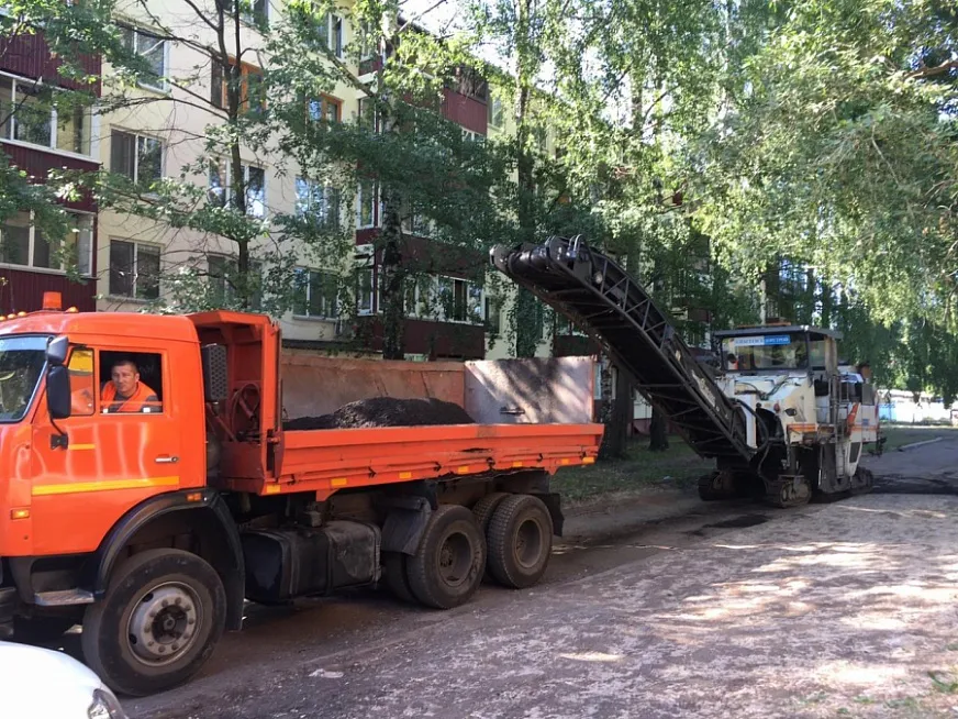 После жалоб жителей в Нижнекамске ремонтируют территорию между детским садом и поликлиникой