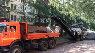 После жалоб жителей в Нижнекамске ремонтируют территорию между детским садом и поликлиникой  