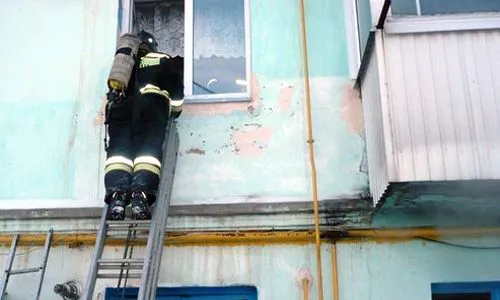 В селе Бетьки пожарные спасли от огня двух женщин