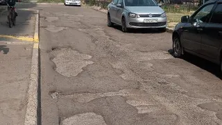 Нижнекамцы пожаловались на разбитый тротуар и дорогу 