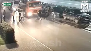 Казанец вцепился в эвакуаторщика, когда тот собрался увозить его машину на штрафстоянку