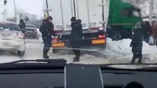 В Нижнекамске фура сбила людей, которые шли вдоль дороги