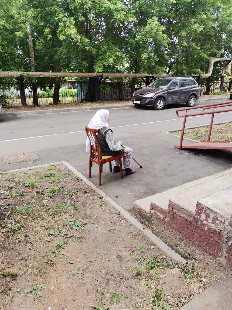 В Нижнекамске пенсионеры выносят стулья, чтобы посидеть во дворе дома