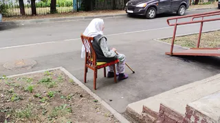 В Нижнекамске пенсионеры выносят стулья, чтобы посидеть во дворе дома 