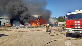 Пожар вспыхнул на складе в Дербышках