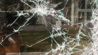 В Татарстане пьяный мужчина разбил кирпичом витрину магазина и вынес товары на 40 тыс. рублей