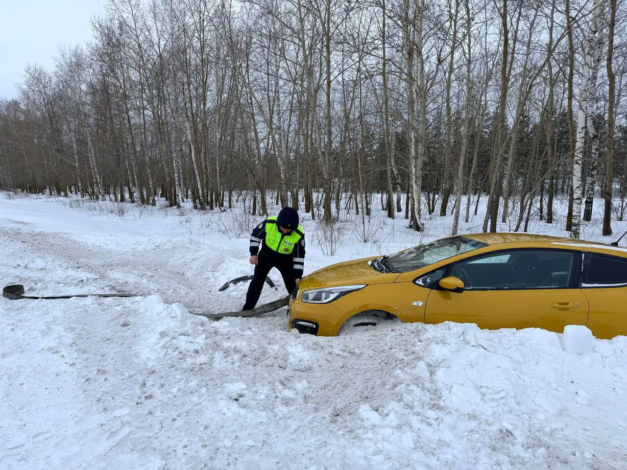 Полицейские выручили водителя, застрявшего в снегу на трассе под Нижнекамском