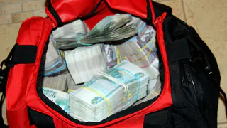 В Татарстане пока мужчина был в ТЦ, из его порша украли 1 млн 700 тыс. рублей