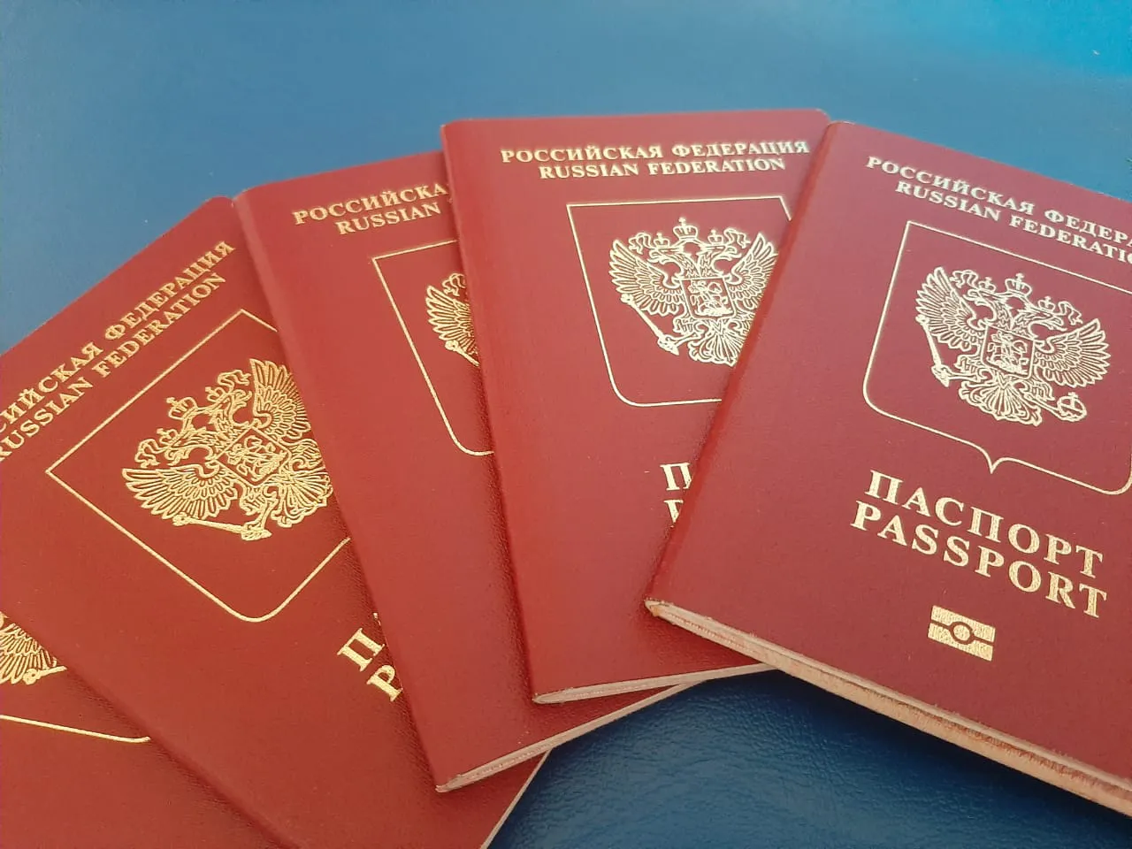 С сегодняшнего дня в России вновь начнут выдавать заграничные паспорта с электронным носителем информации