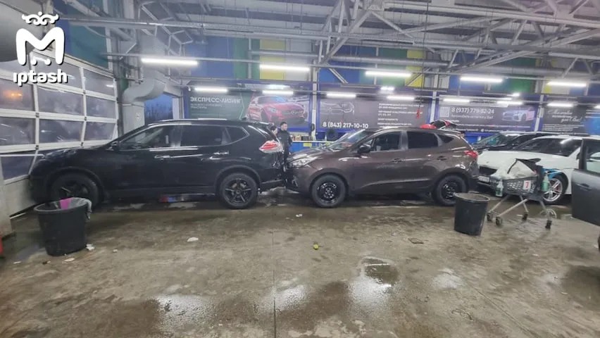 В Татарстане сотрудник автомойки на Порше клиента въехал в машины и сбил коллегу