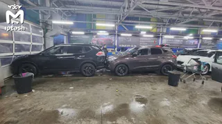 В Татарстане сотрудник автомойки на Порше клиента въехал в машины и сбил коллегу