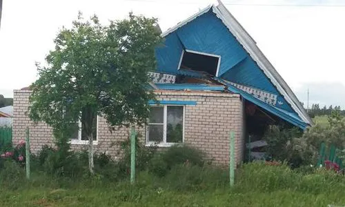 Ветер разбушевался не на шутку: в одном из сел снесло крыши домов, в столице республики пострадало авто