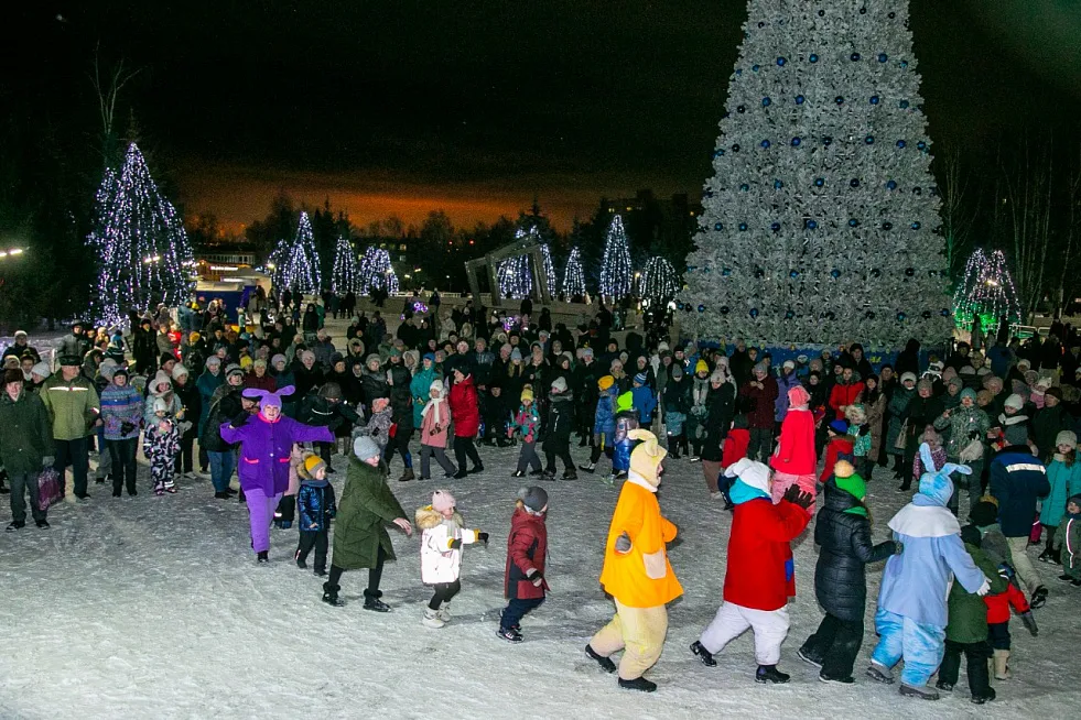 На площади Лемаева открылся елочный городок