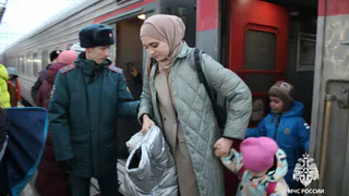 Сотрудники МЧС встретили в Казани первых беженцев из Палестины