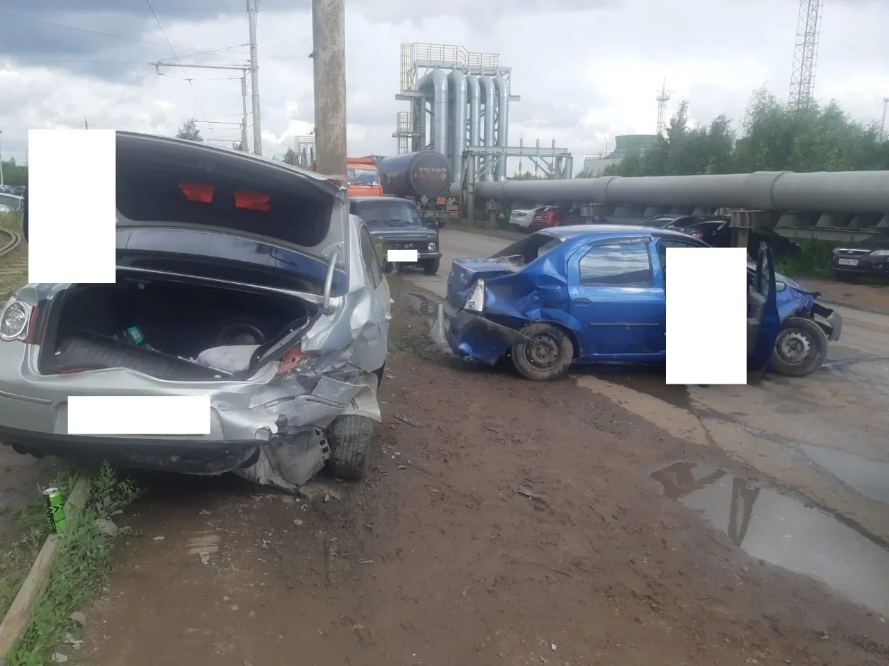 Нижнекамец на скорости въехал в припаркованный на обочине автомобиль