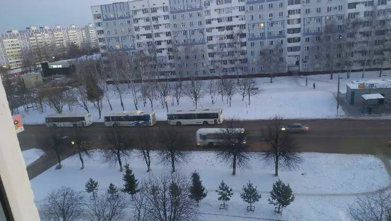 Припаркованные автобусы с включенными двигателями на Баки Урманче