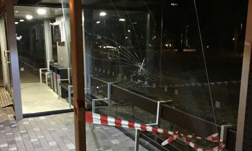 Нижнекамец врезался лбом в стекло остановки, увлекшись перепиской в телефоне
