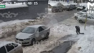 Глыба льда упала на 14-летнего мальчика в Казани