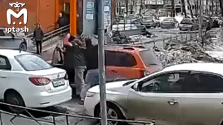 В Татарстане пешеход разбил боковое стекло машины и залил перцем водителя 