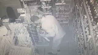 Голодный преступник: в Татарстане ночью вор разбил стекло в магазине, чтобы вынести продукты