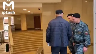 Нахамил журналистам, пришел пьяным